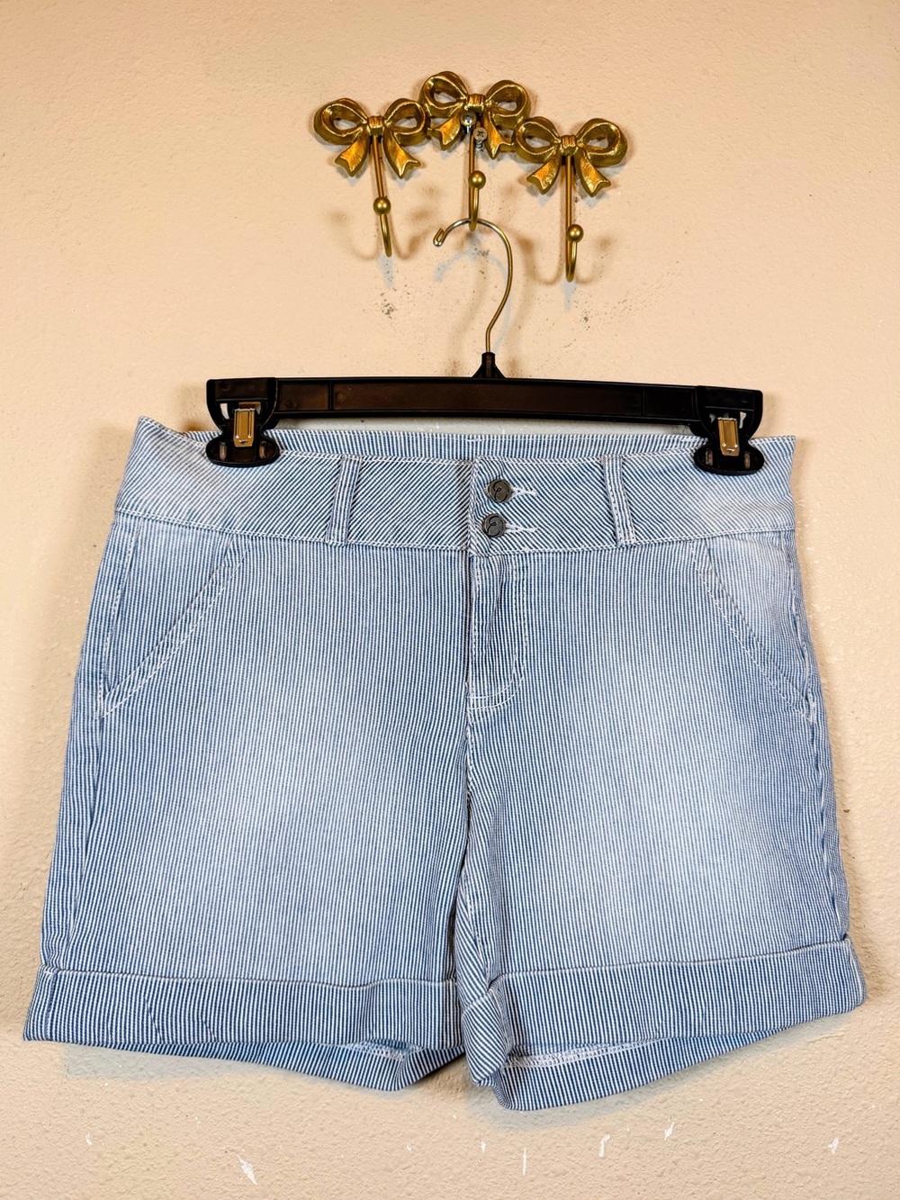 Easel Jeans Light Blue and White Striped Women's Shorts. Size 8